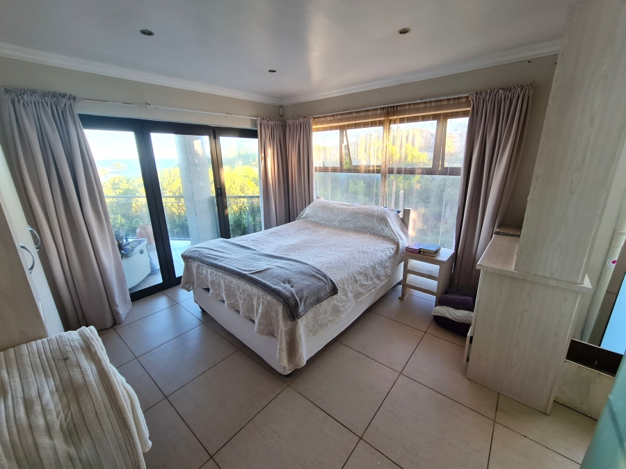 8 Bedroom Property for Sale in Paradise Beach Eastern Cape